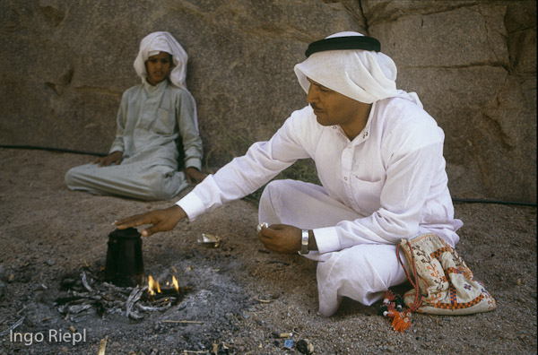 Beduine beim Teekochen