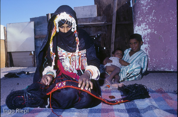 Beduinenfrau bei der Handarbeit
