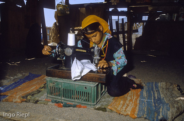 Beduinenmädchen bei Näharbeiten