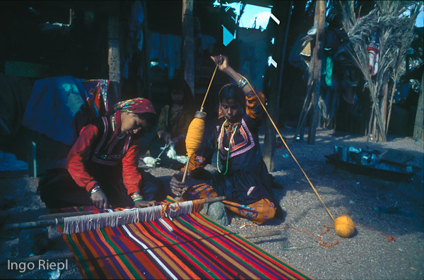 Carpet weaving in Santa Catherine